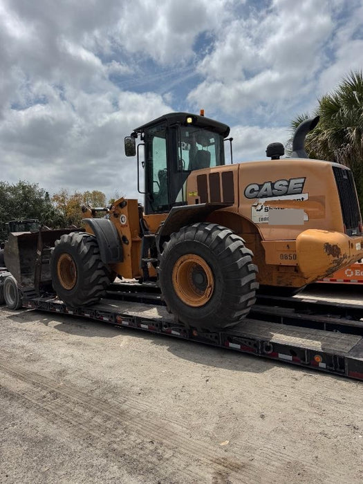 2016 Case 821F CLOSED CAB, JRB 418 STYLE HYD COUPLER