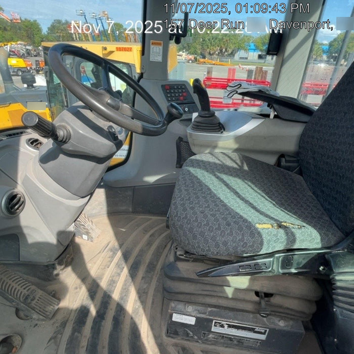 2017 Case 621G CLOSED CAB, JRB 416 STYLE HYD COUPLER