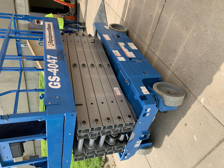 2019 Genie GS-4047 Folding rails with half height swing gate
