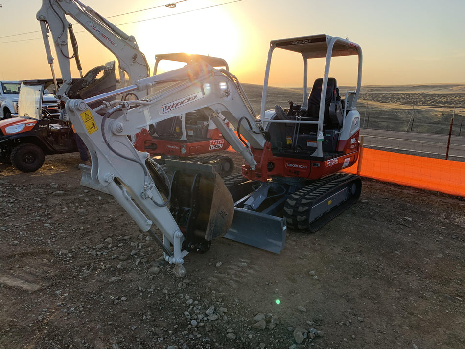 2022 TAKEUCHI TB235-2R