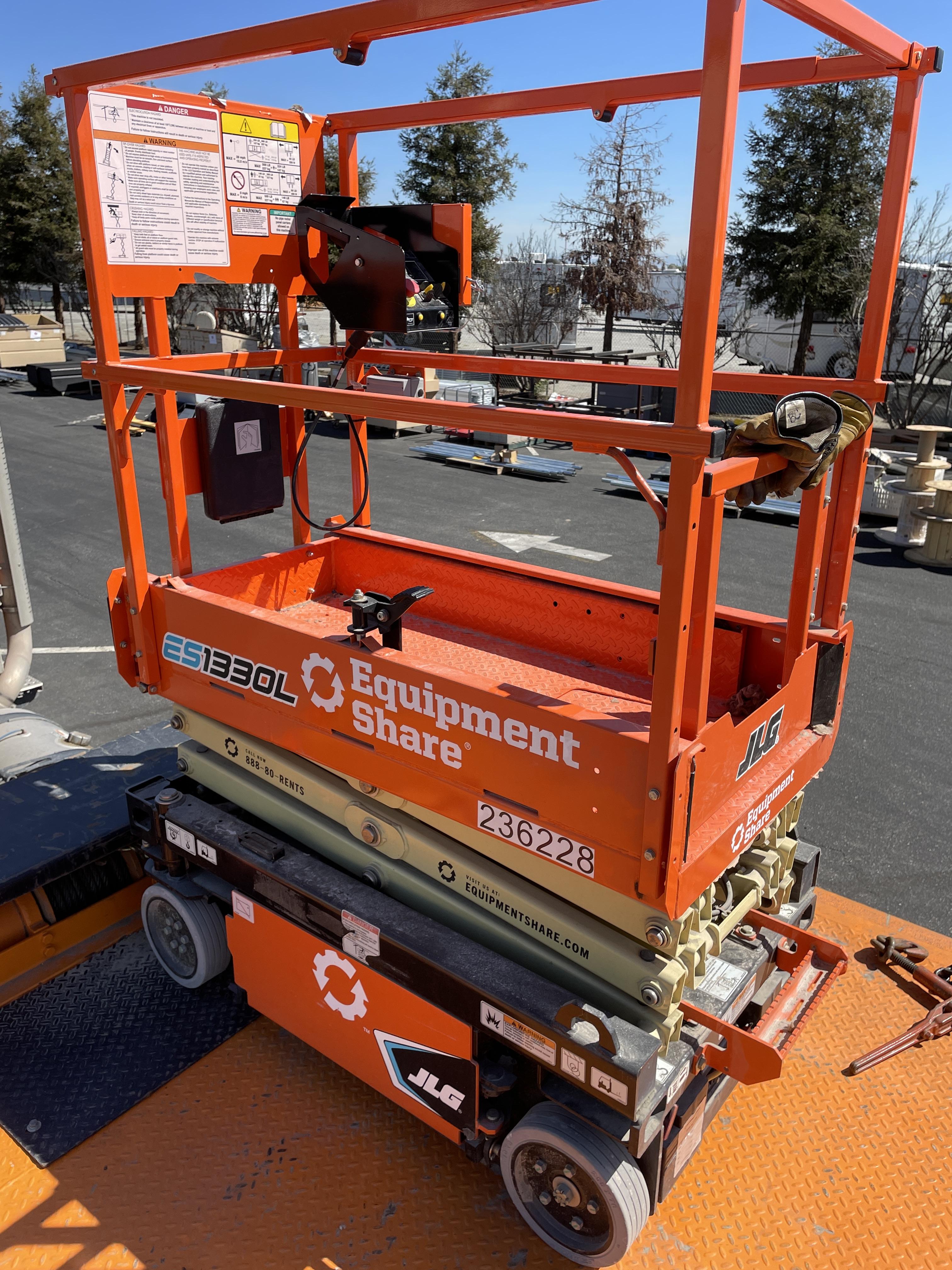 2022 JLG ES1330L