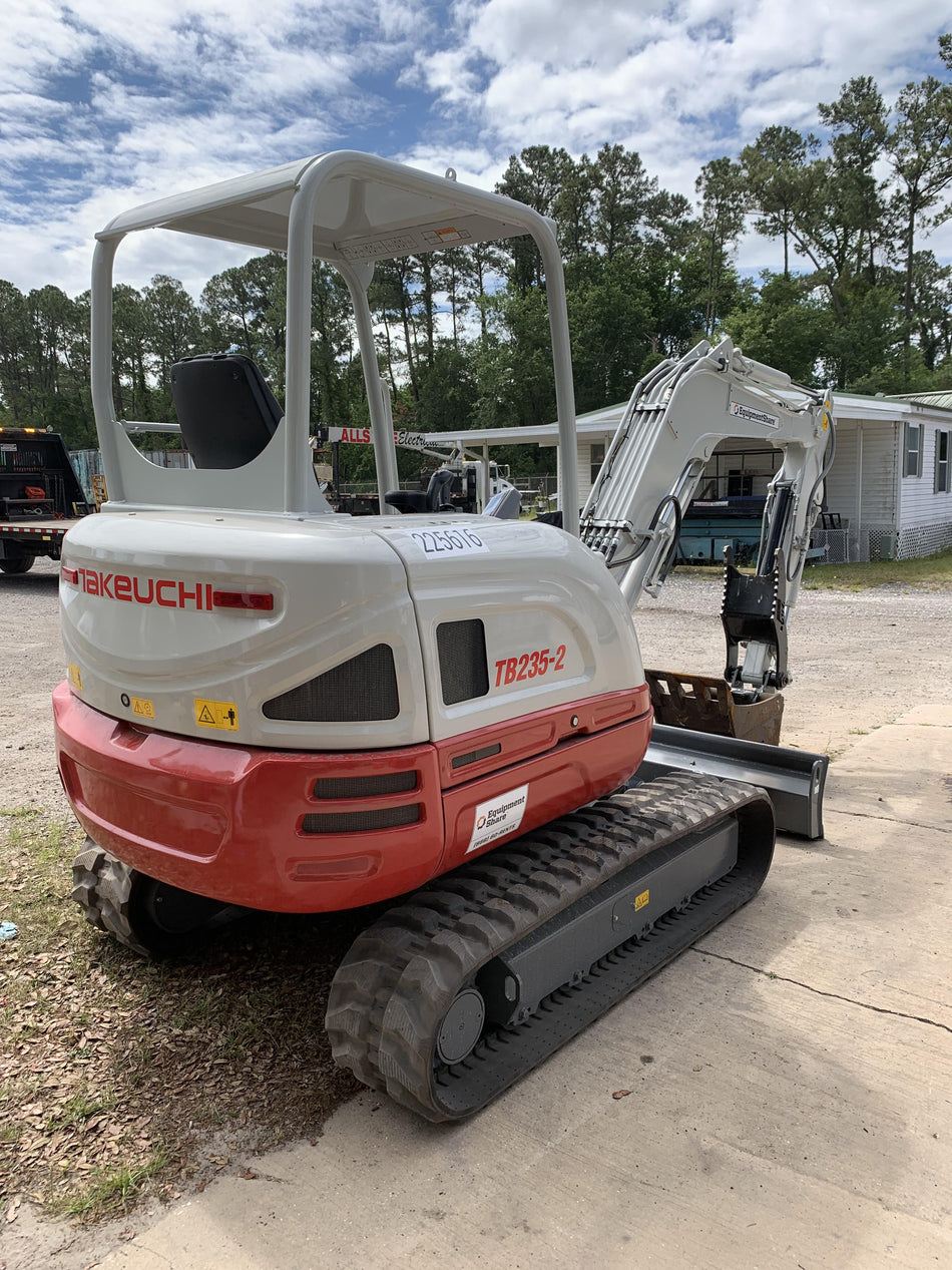 2022 TAKEUCHI TB235-2R