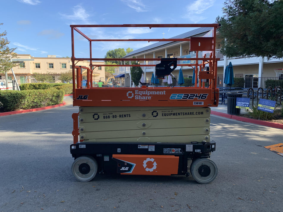2022 JLG ES3246