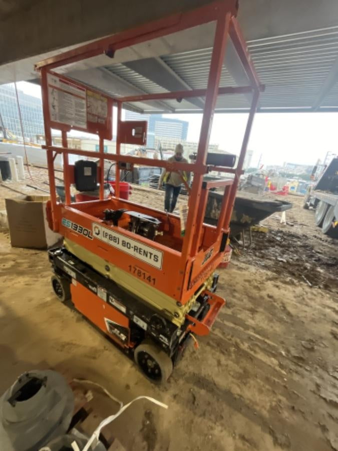 2021 JLG ES1330L