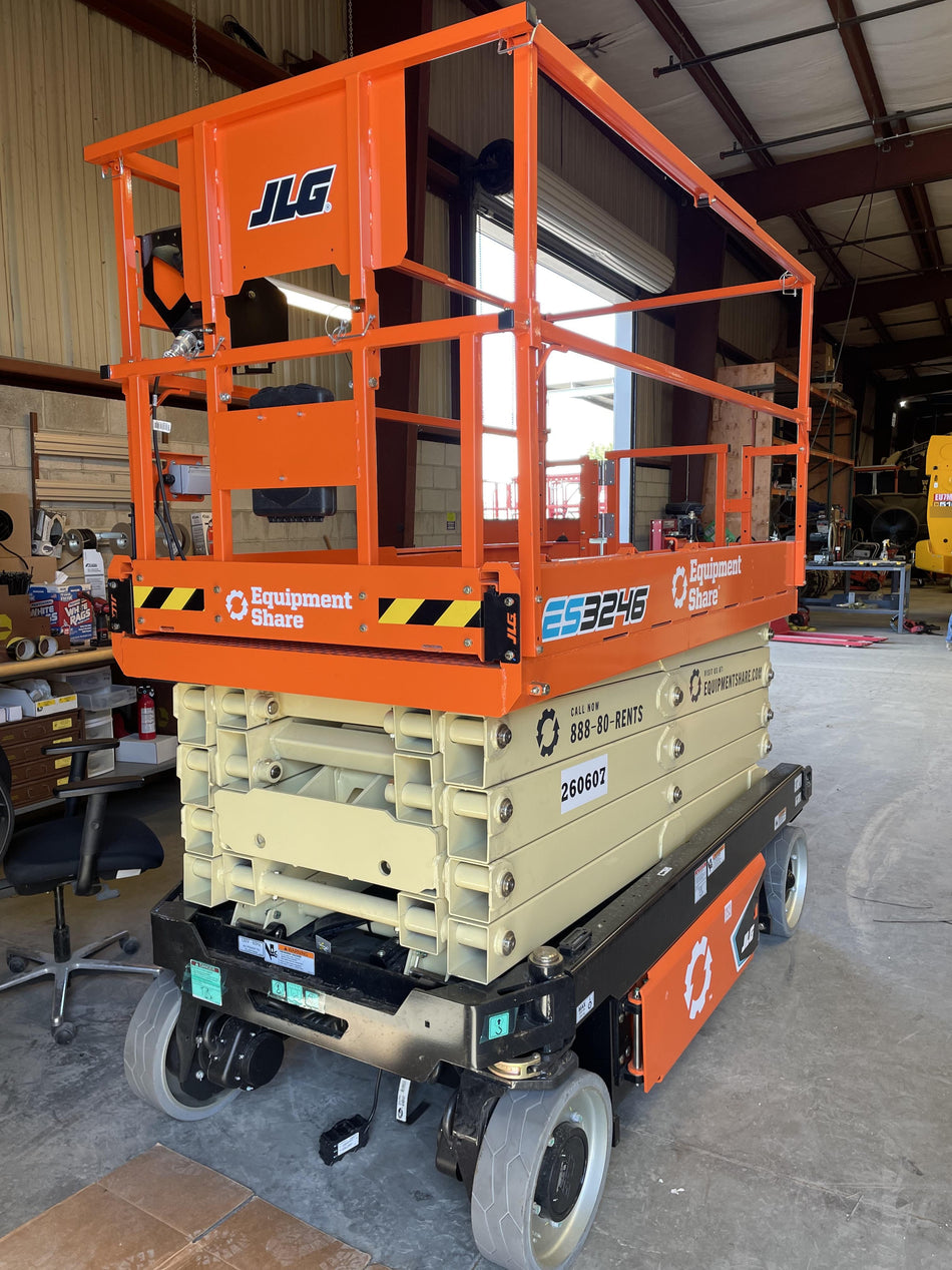 2022 JLG ES3246