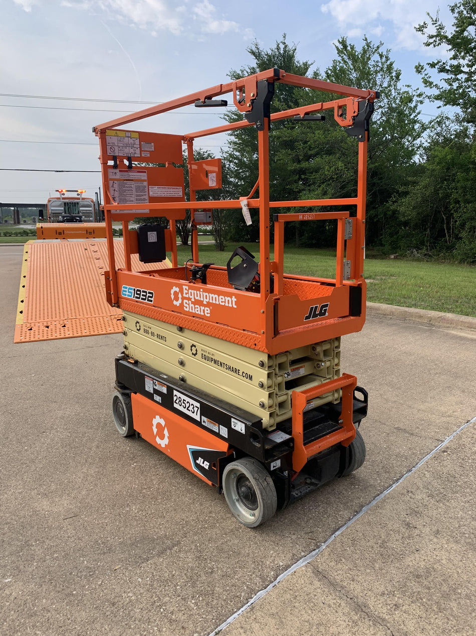 2022 JLG ES1932