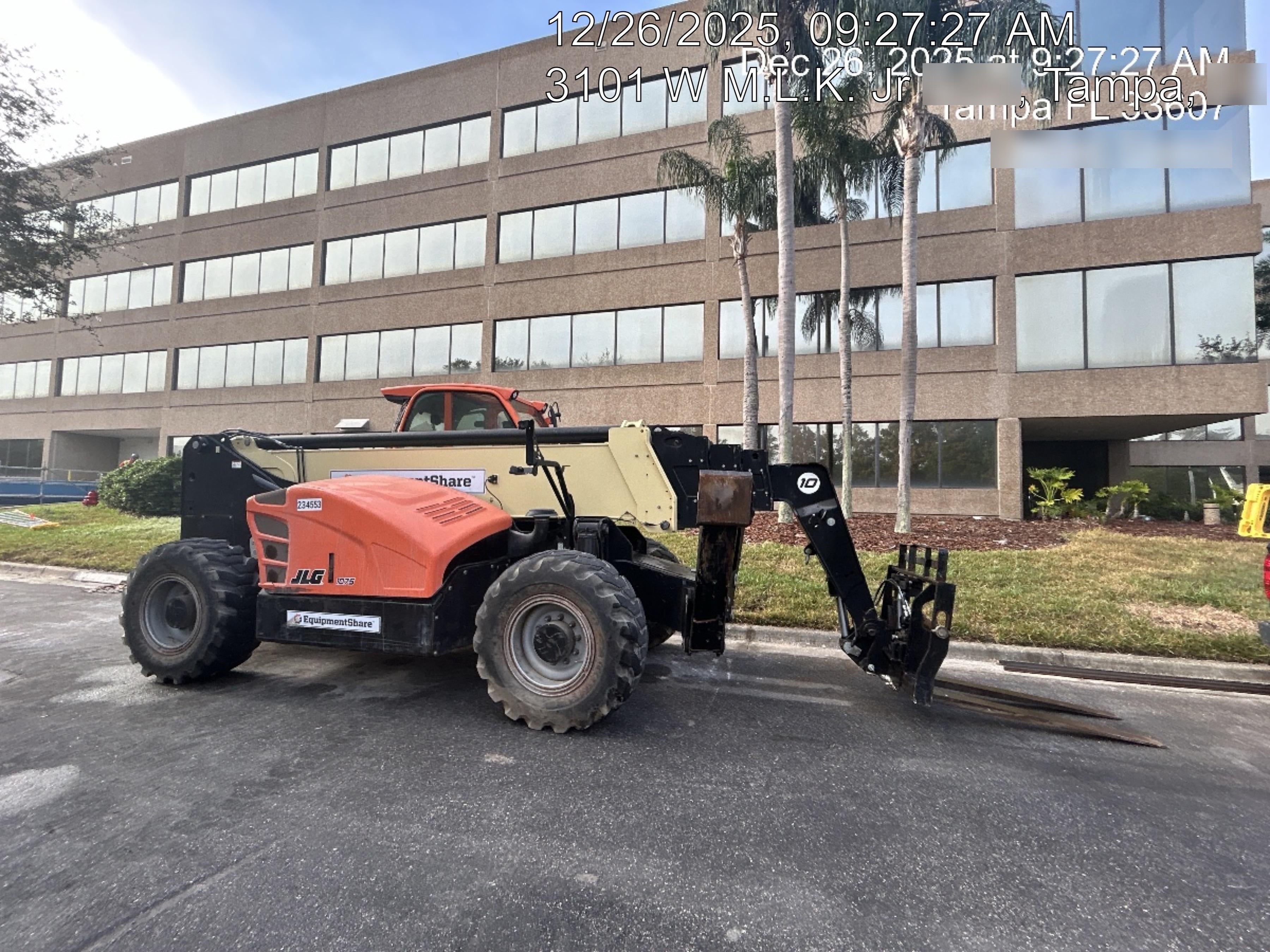 2022 JLG 1075
