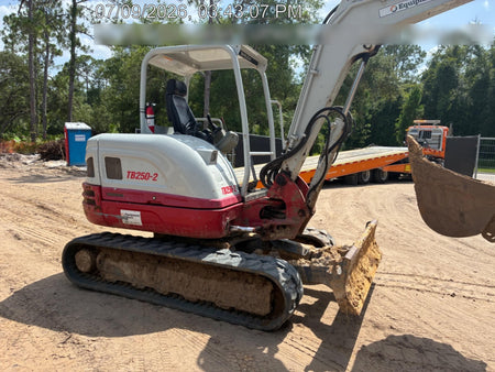 2023 TAKEUCHI TB250-2R
