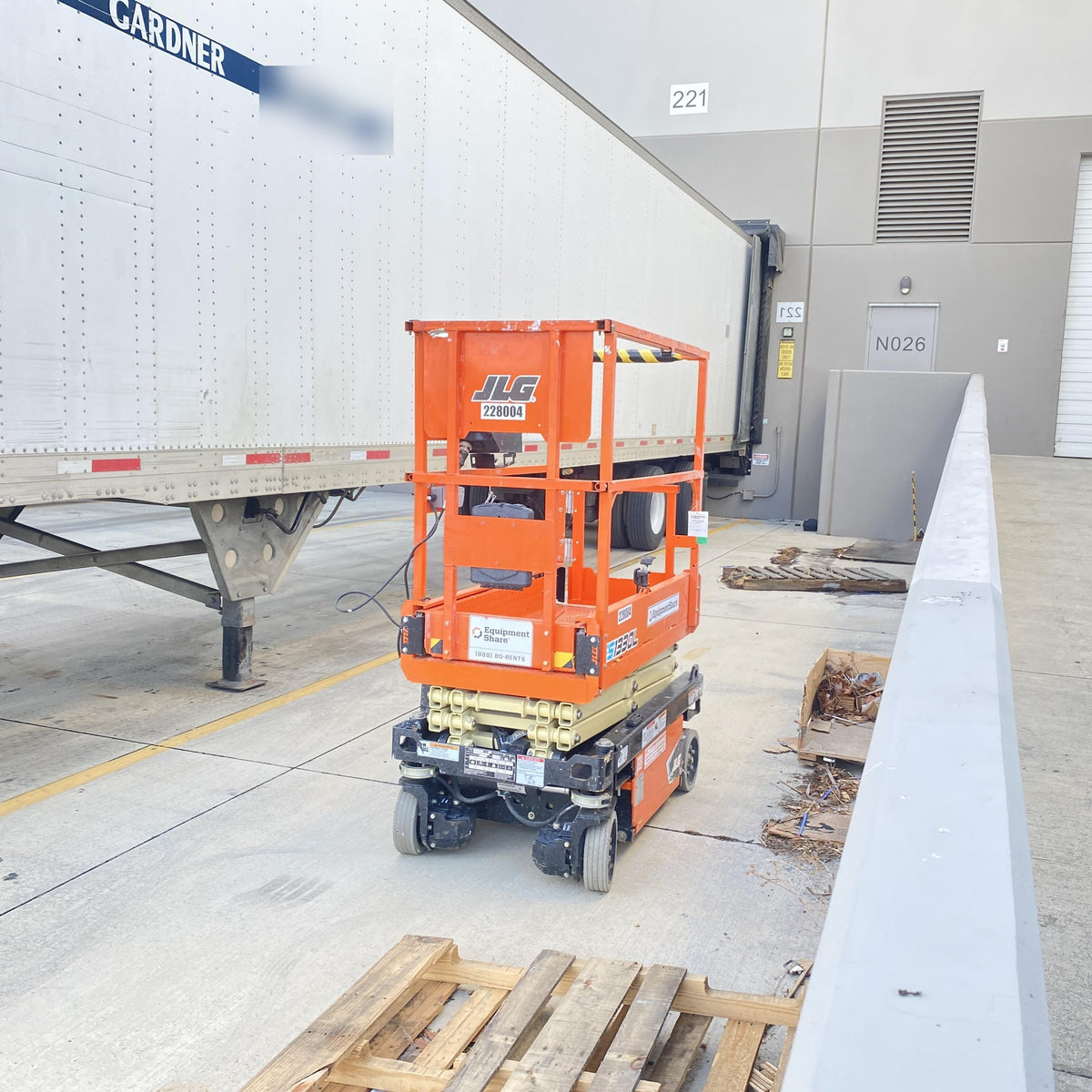 2022 JLG ES1330L
