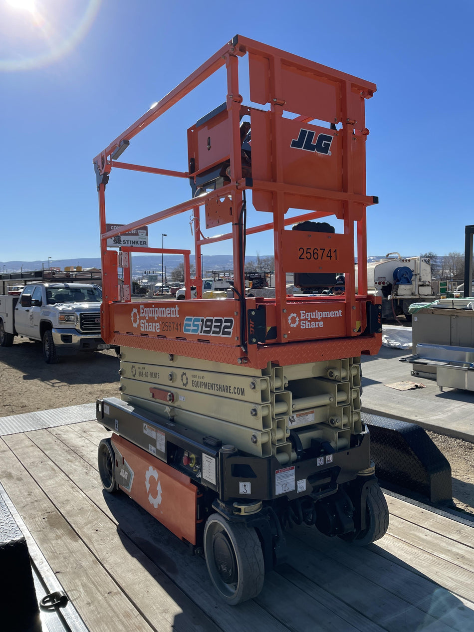 2022 JLG ES1932