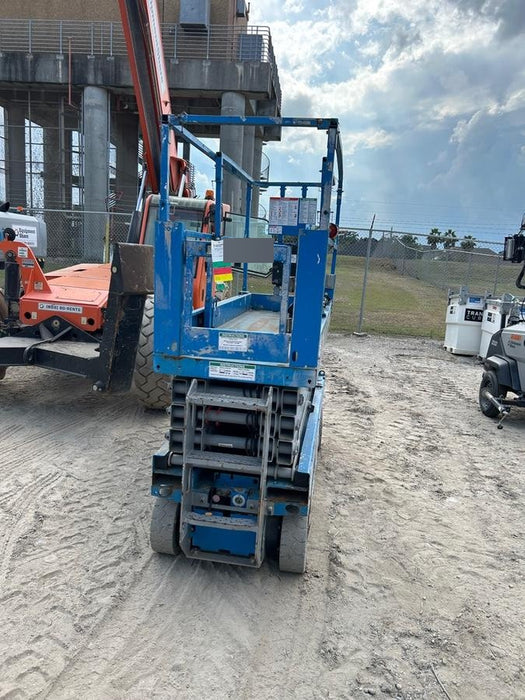 2019 Genie GS-2632 Folding rails with half height swing gate