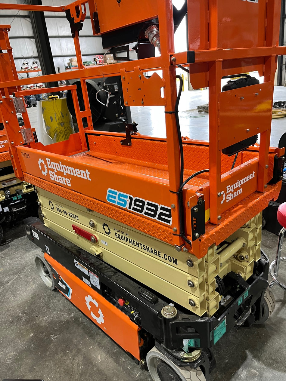 2023 JLG ES1932