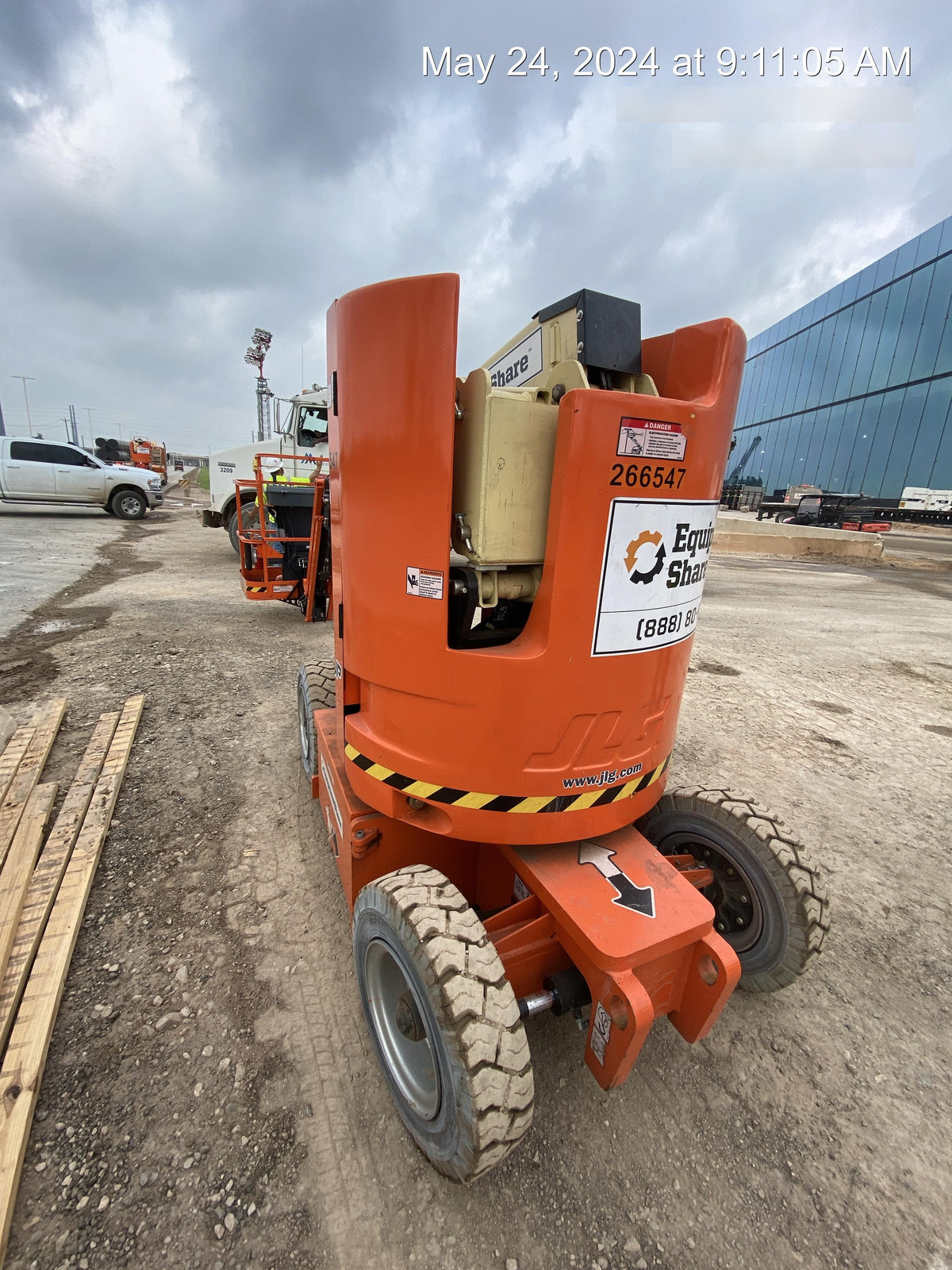 2022 JLG E300AJP