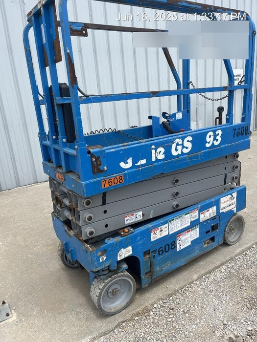 2018 Genie GS-1930 Genie GS-1930 Lift w/Fixed Rail and Chain Entry