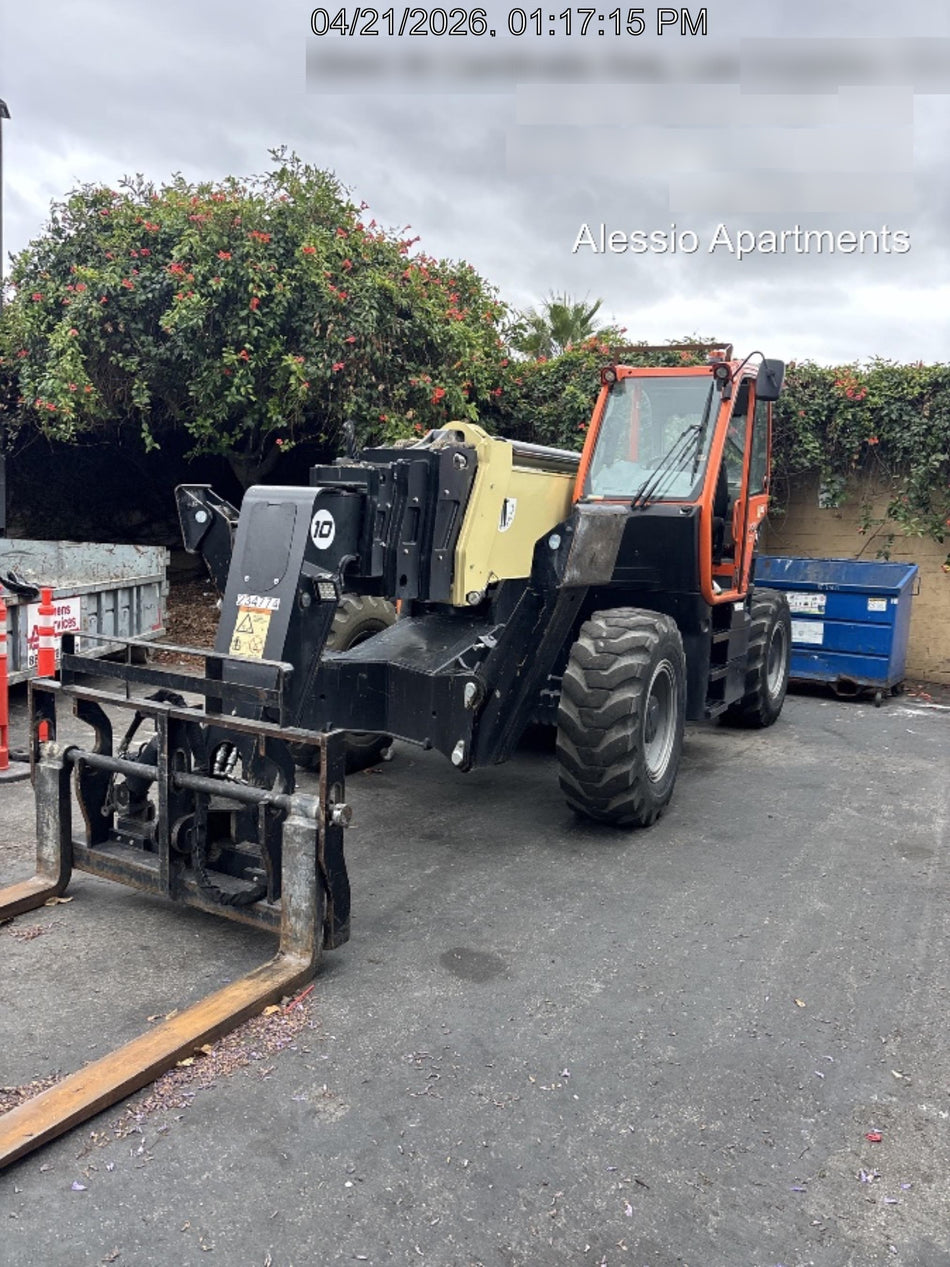 2022 JLG 1075