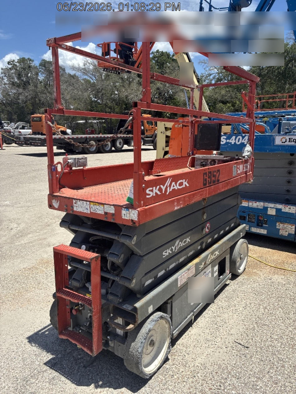 2018 Skyjack SJIII-3226 Skyjack SJIII3226 Scissor Lift w/Trojan Batteries