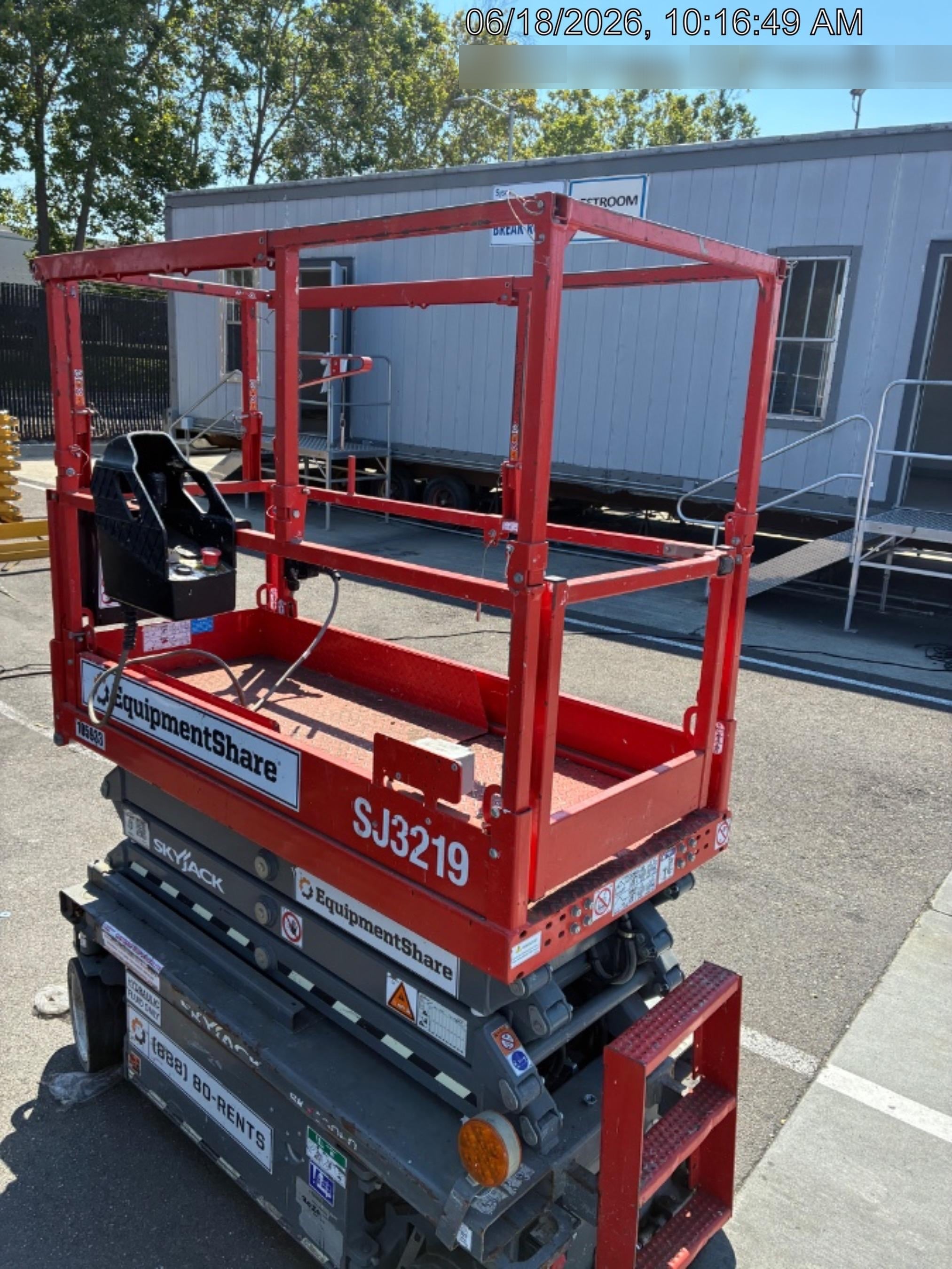 2020 Skyjack SJIII-3219 Solid NM Tires, Half height spring hinged entry gate, Dual Beacons, 800W Inverter