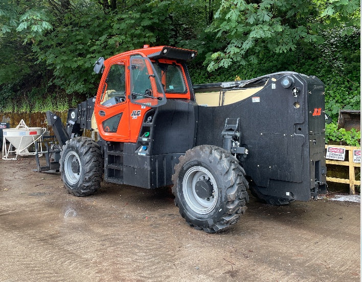 2022 JLG 1075