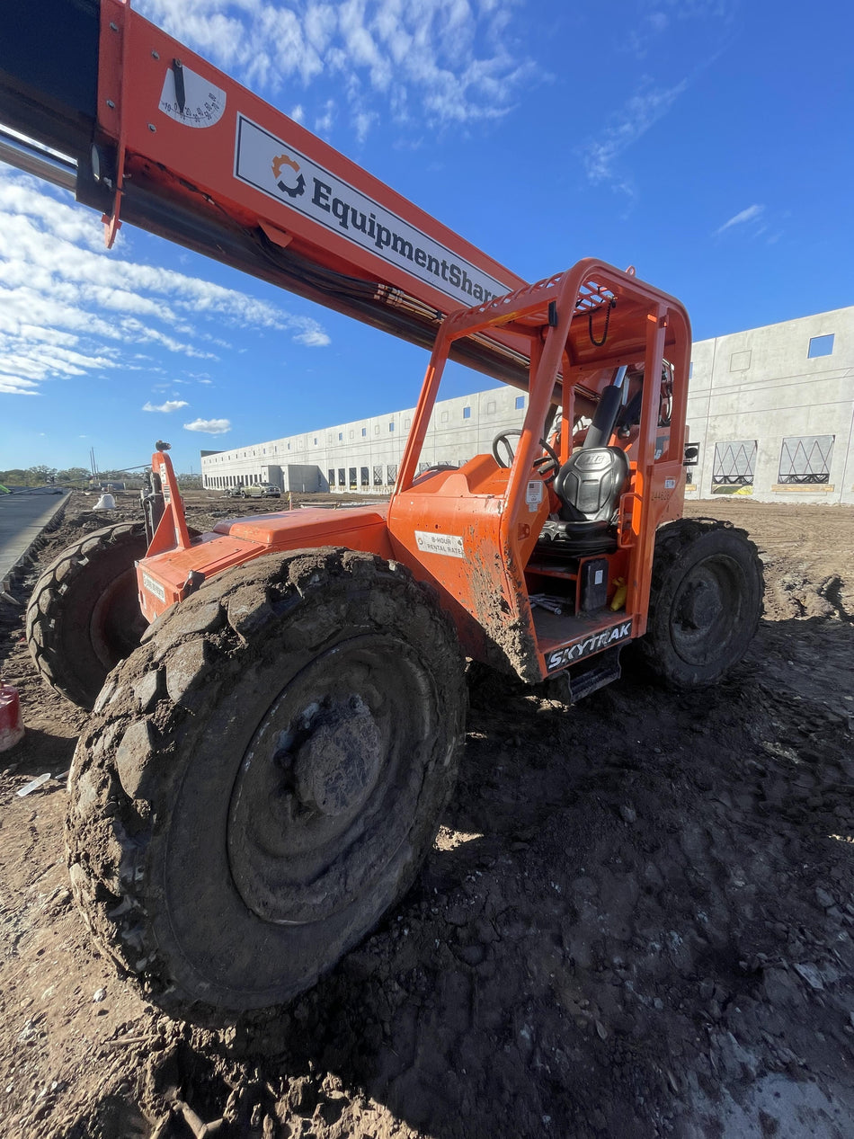 2022 SKYTRAK 8042