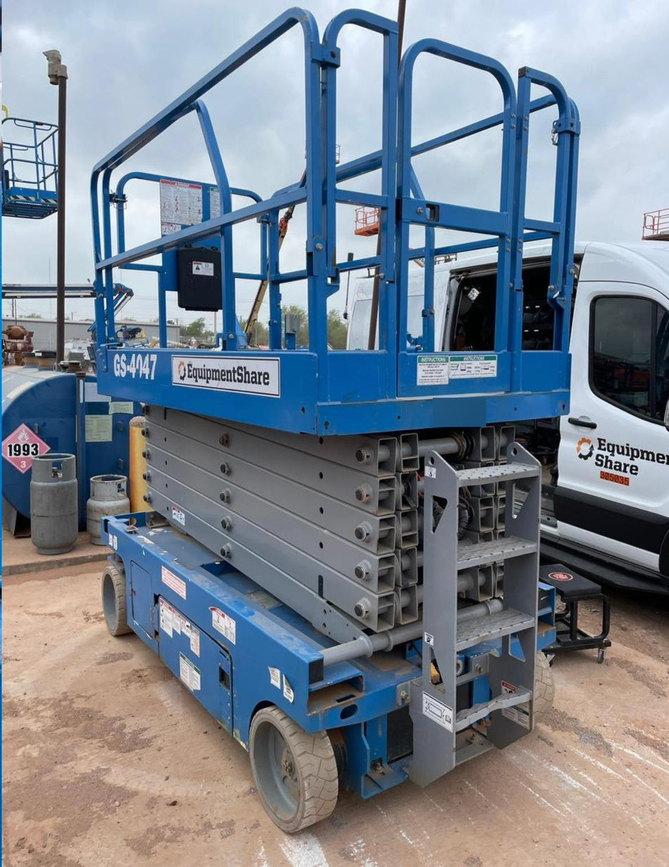 2019 Genie GS-4047 Folding rails with half height swing gate
