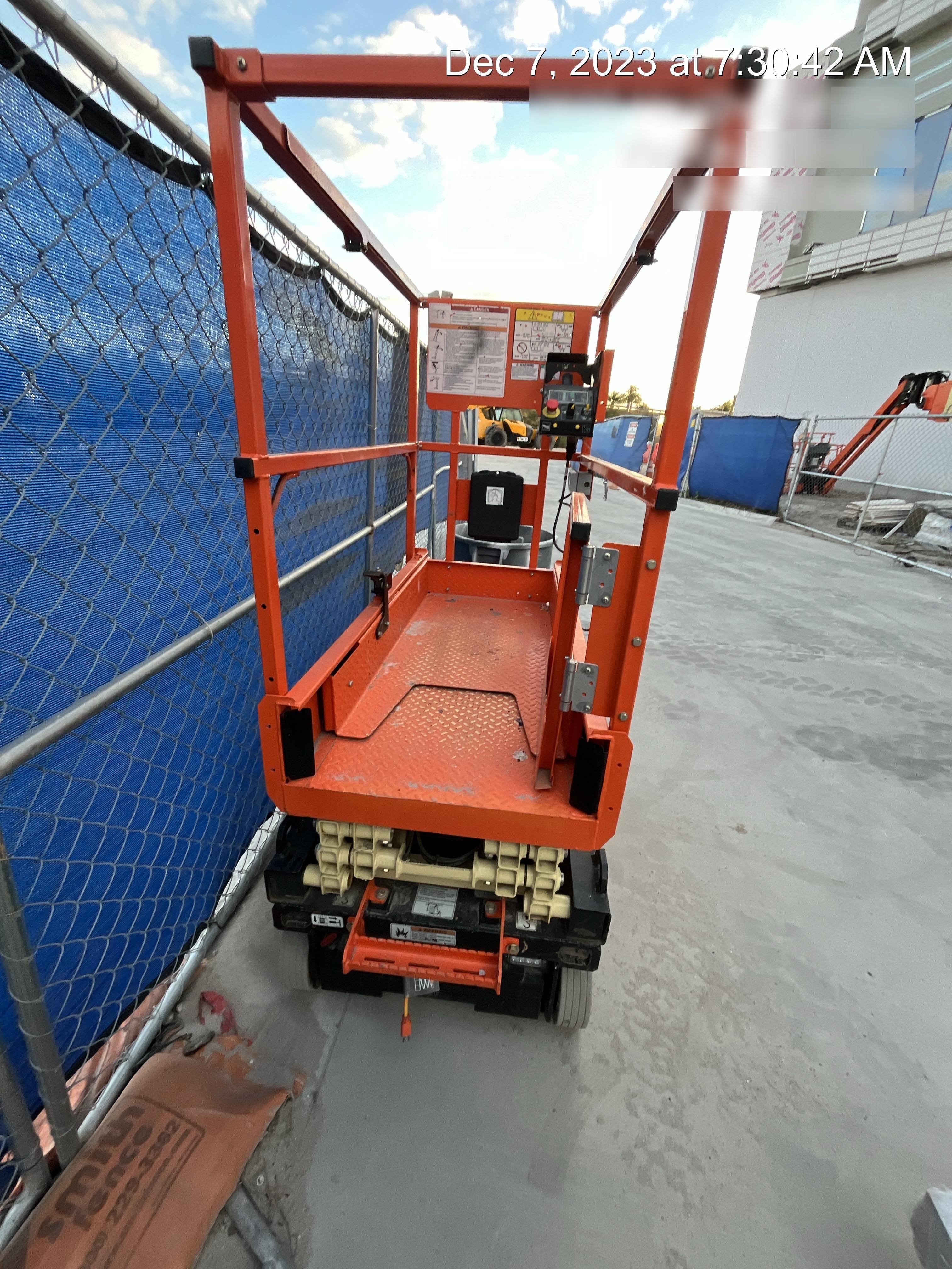 2022 JLG ES1330L