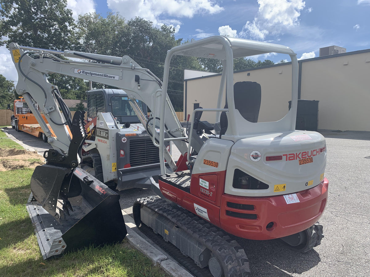 2022 TAKEUCHI TB235-2R