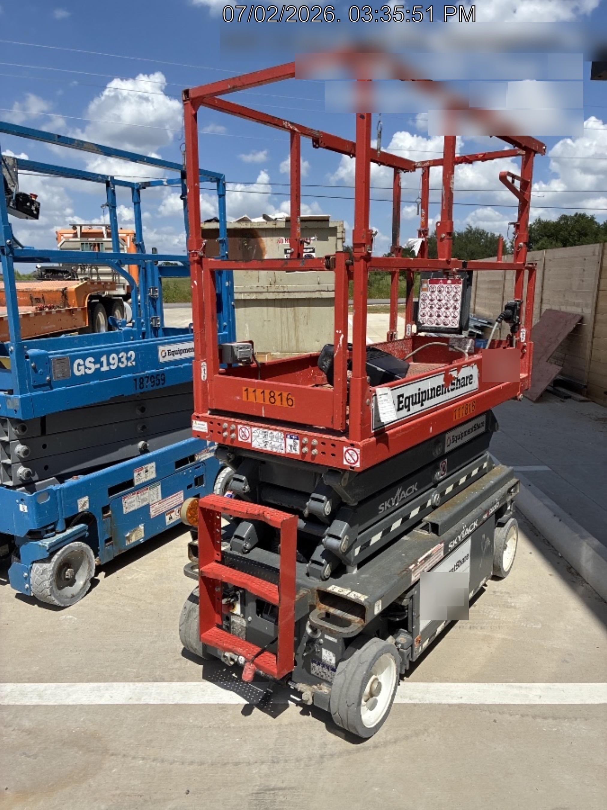 2020 Skyjack SJIII-3219 Solid NM Tires, Half height spring hinged entry gate, Dual Beacons, 800W Inverter