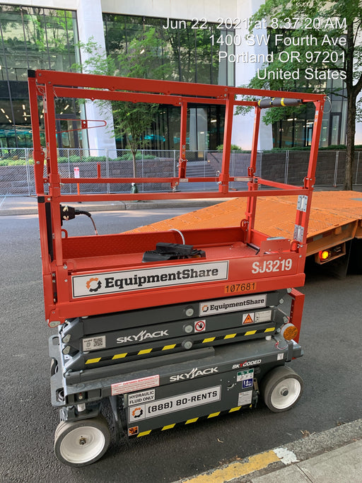 2020 Skyjack SJIII-3219 Solid NM Tires, Half height spring hinged entry gate, Dual Beacons, 800W Inverter