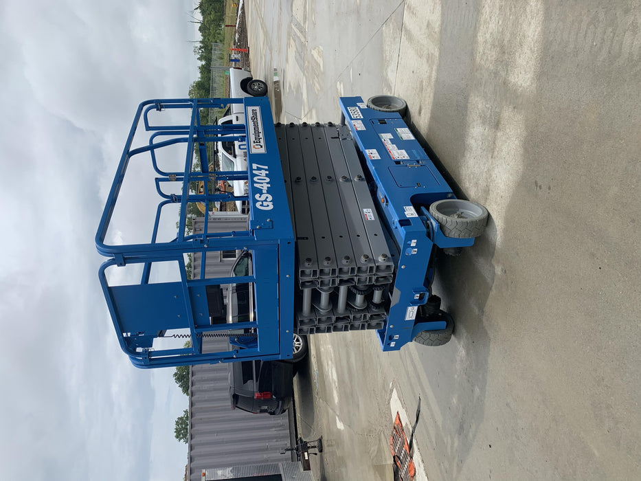 2019 Genie GS-4047 Folding rails with half height swing gate