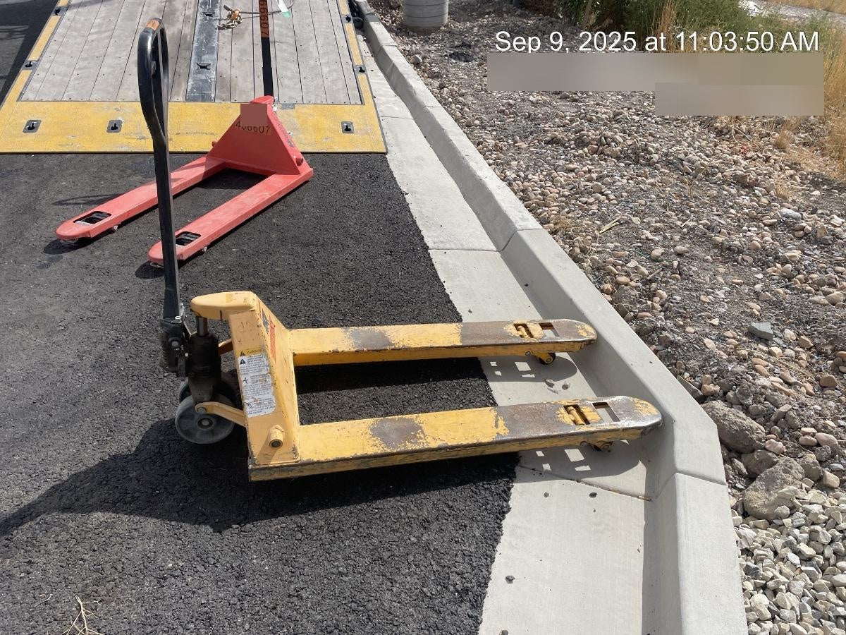 2022 CROWN 5,500lb Manual Pallet Jack - Crown