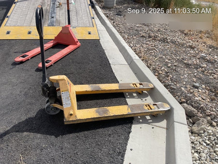 2022 CROWN 5,500lb Manual Pallet Jack - Crown