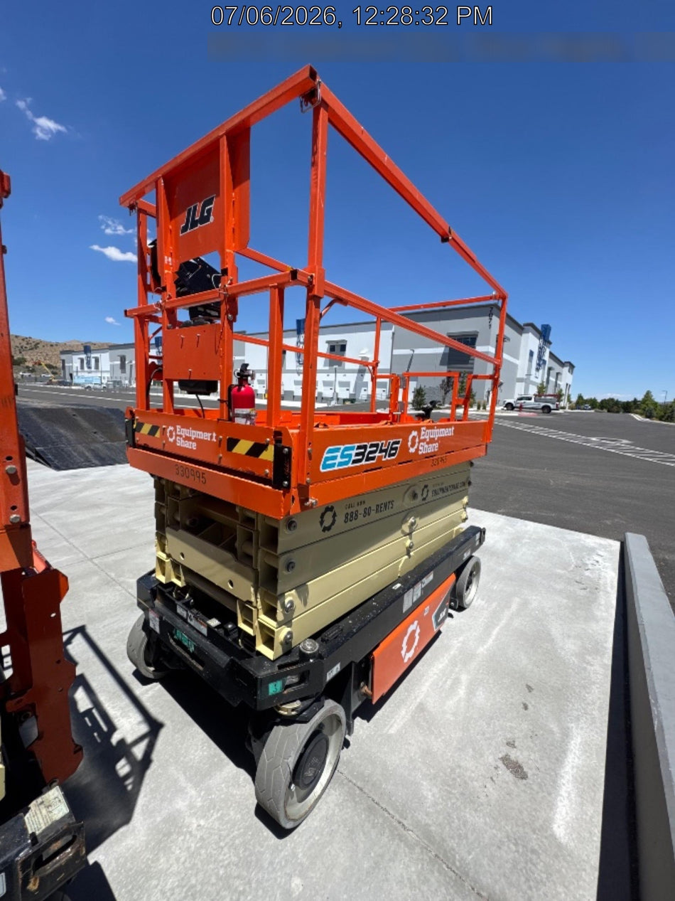 2022 JLG ES3246