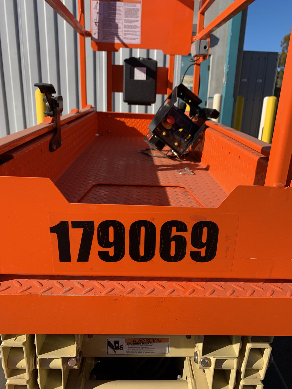 2021 JLG ES1932