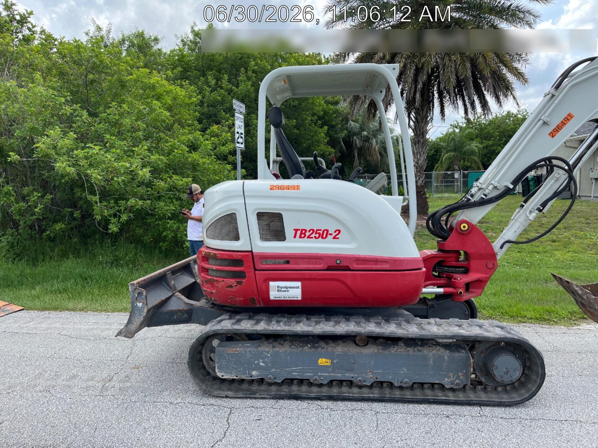2023 TAKEUCHI TB250-2R