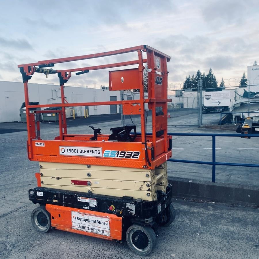 2022 JLG ES1932