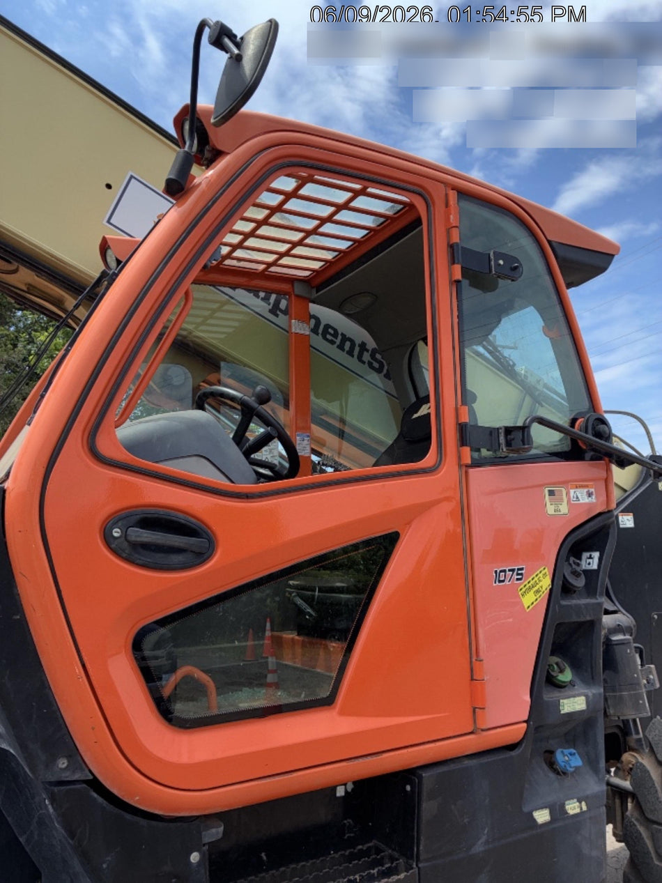 2022 JLG 1075