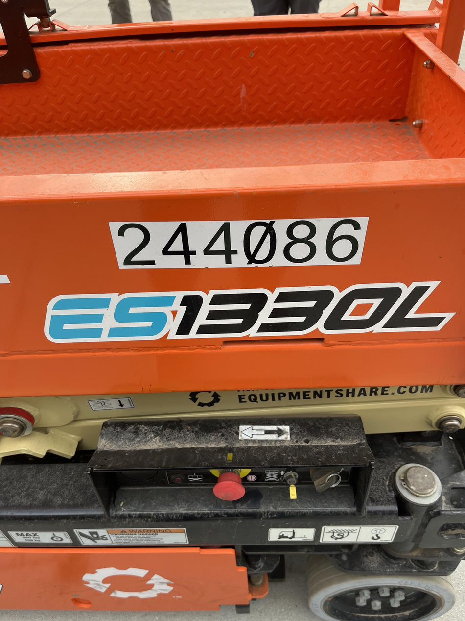 2022 JLG ES1330L