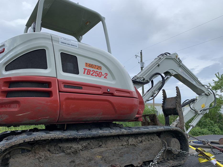 2021 TAKEUCHI TB250-2