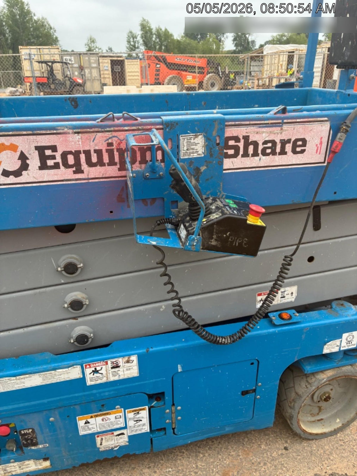 2019 Genie GS-2632 Folding rails with half height swing gate
