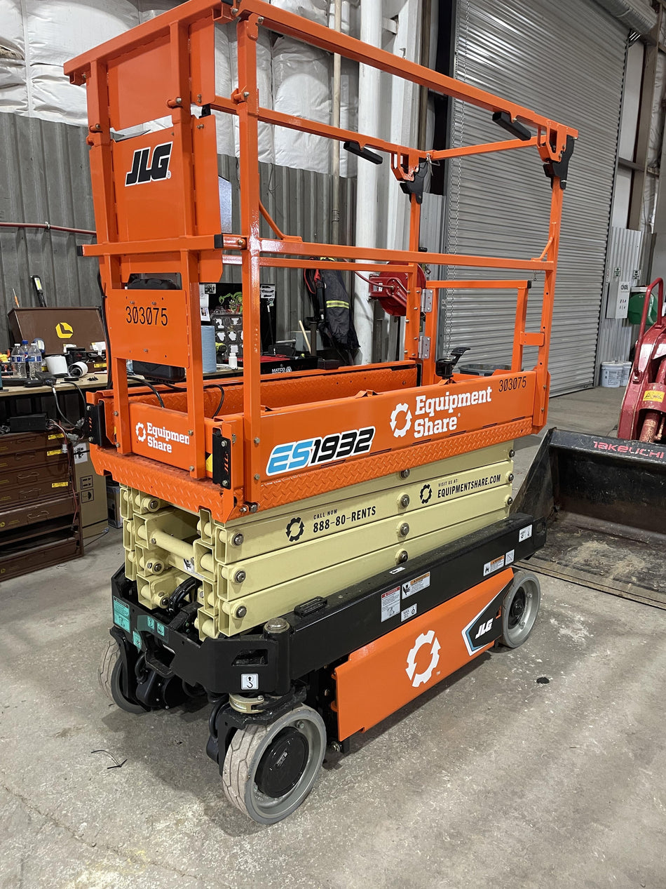 2023 JLG ES1932
