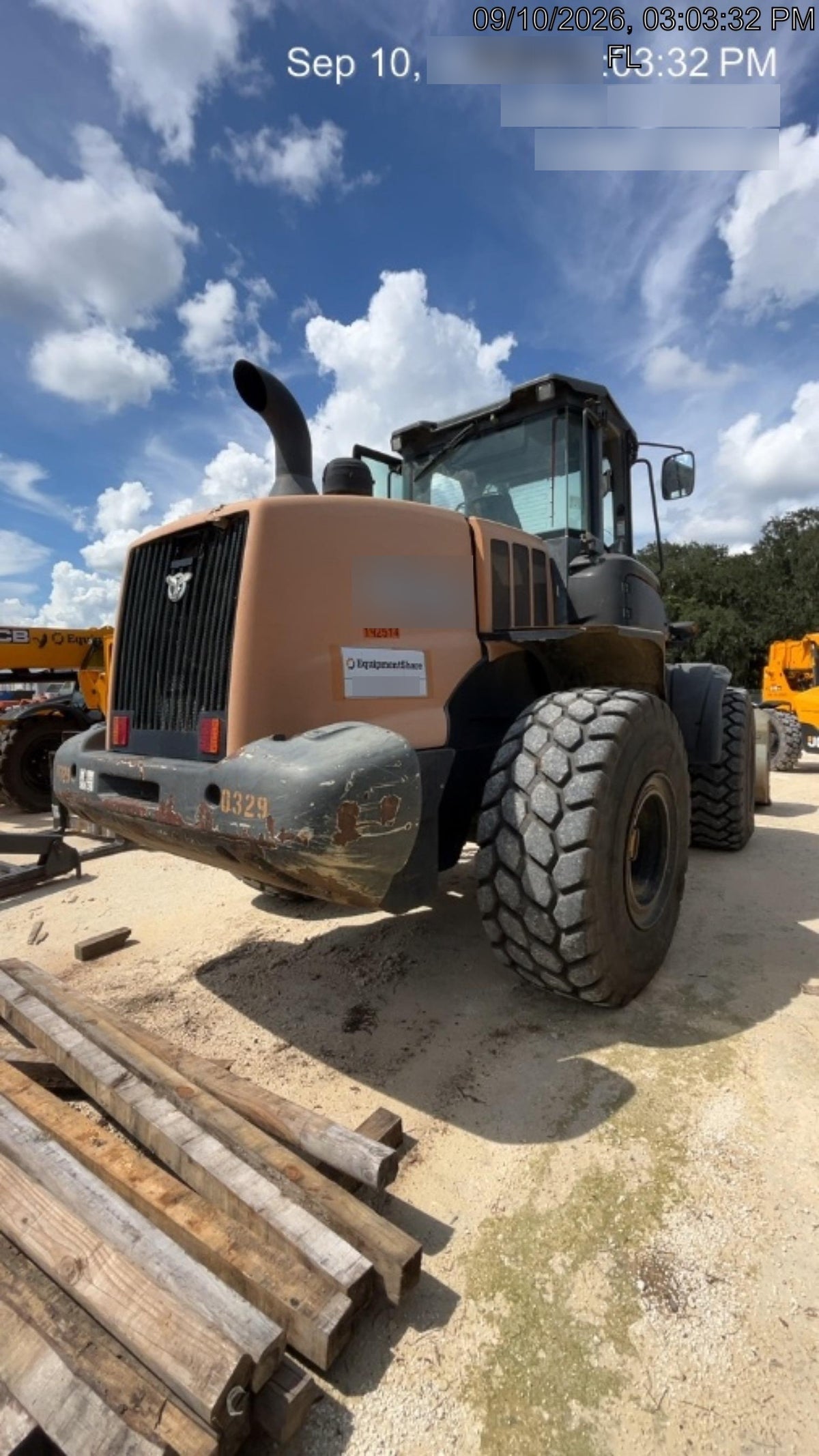 2017 Case 821G CLOSED CAB, JRB 418 STYLE HYD COUPLER