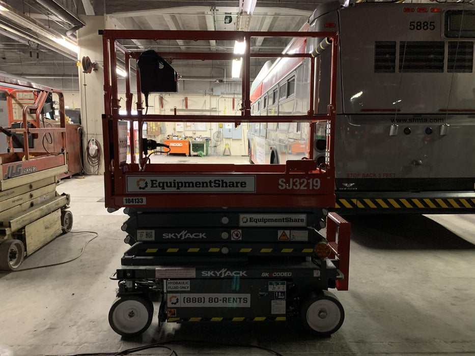 2020 Skyjack SJIII-3219 Solid NM Tires, Half height spring hinged entry gate, Dual Beacons, 800W Inverter