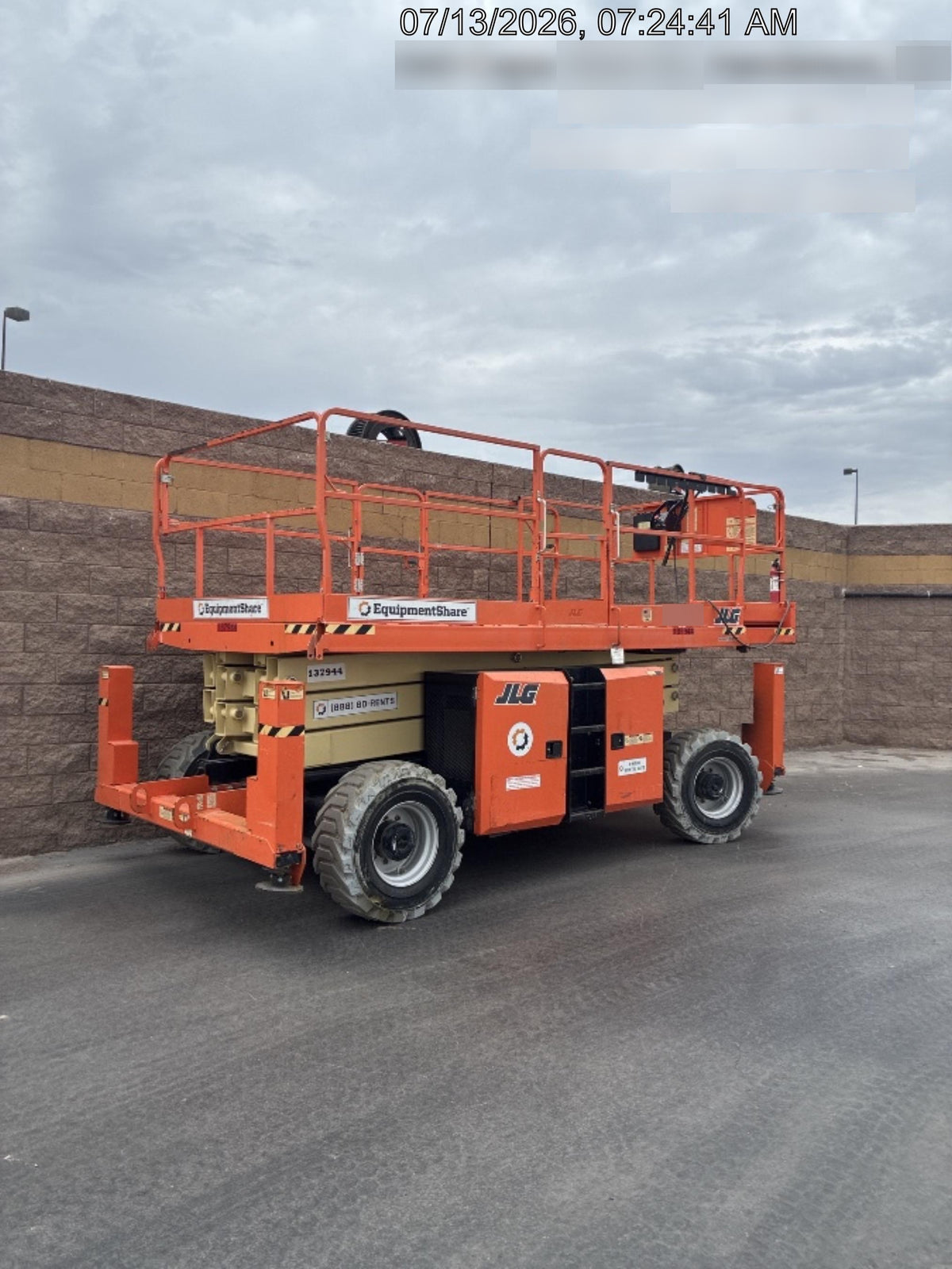 2021 JLG 330LRT