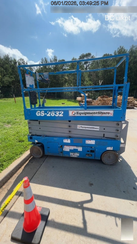 2019 Genie GS-2632 Folding rails with half height swing gate