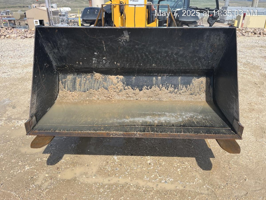 2017 SKYTRAK 70" Bucket, Telehandler 6k-7k