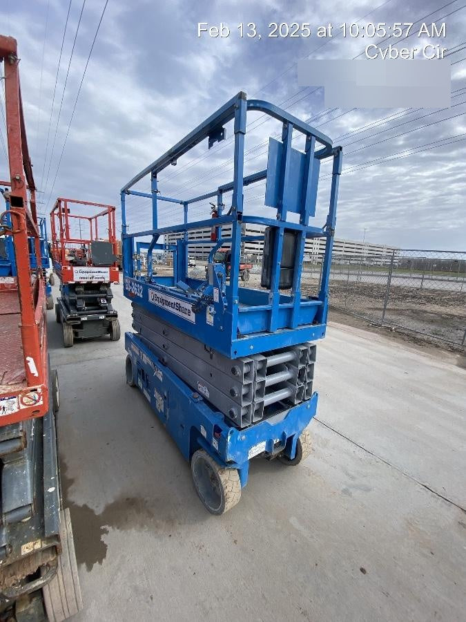 2019 Genie GS-2632 Folding rails with half height swing gate