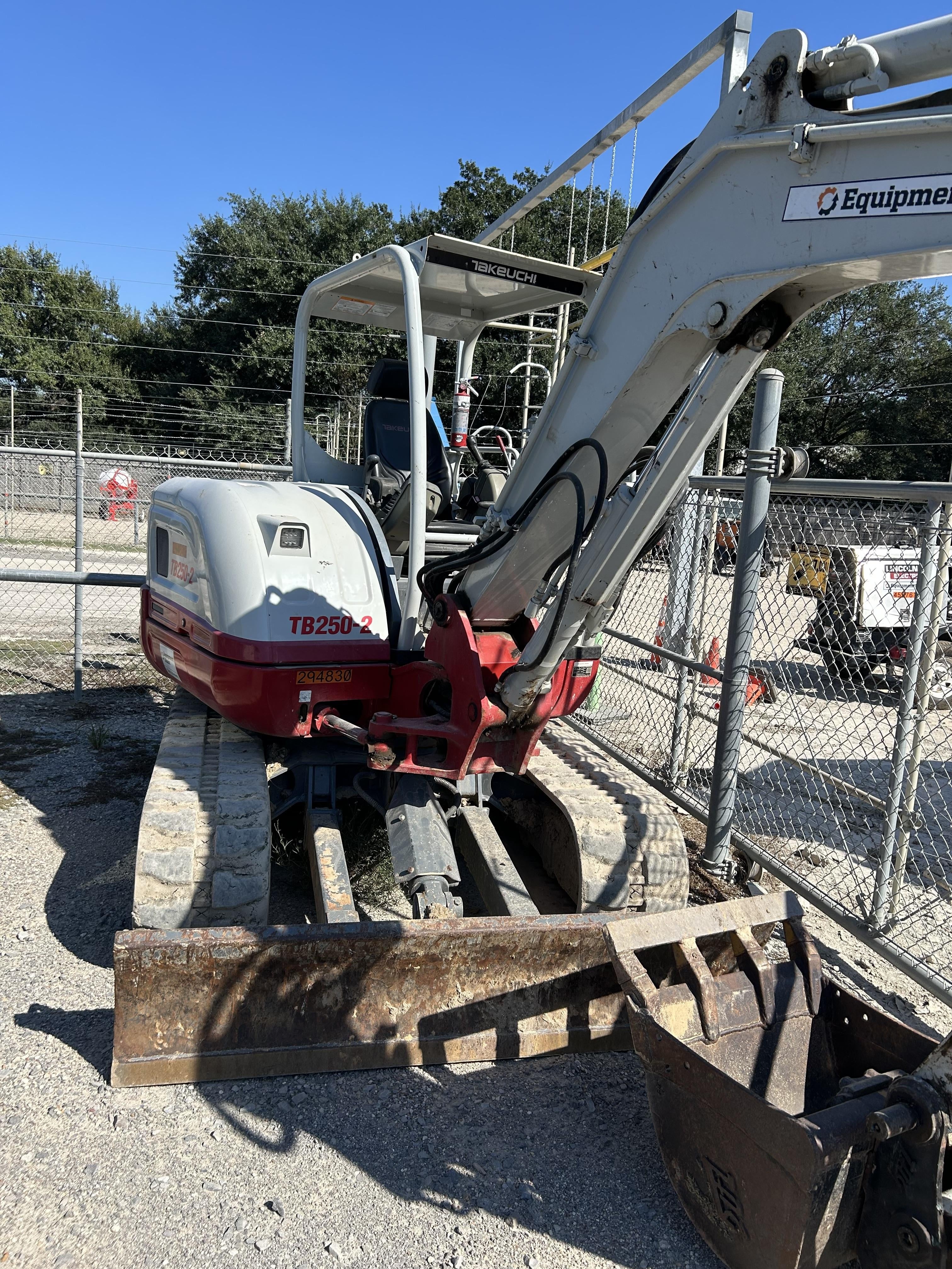 2023 TAKEUCHI TB250-2R
