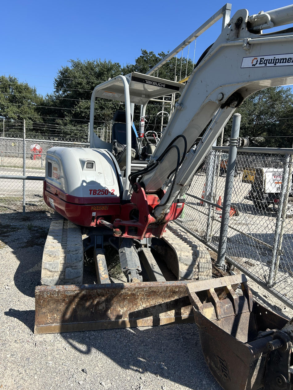 2023 TAKEUCHI TB250-2R