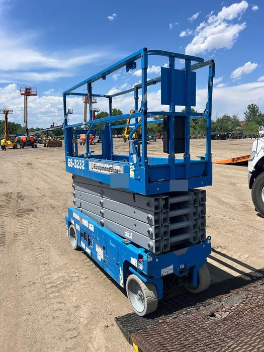 2019 Genie GS-3232 Folding rails with half height swing gate, 800 Amp Inverter