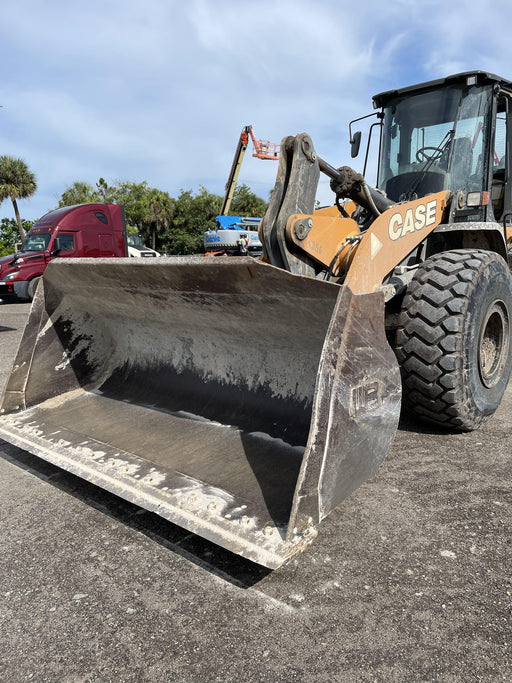 2018 Case 821G CLOSED CAB, 1 FUNCTION, JRB 418 STYLE HYD COUPLER